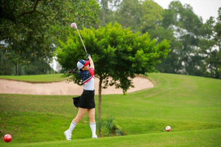 Nu gioi choi golf niem kieu hanh trong nhung cu swing 6